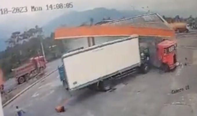Caos en Tenguel Camión descontrolado provoca derrumbe en gasolinera