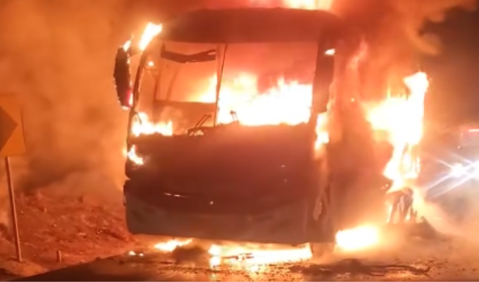 🔥 ¡Drama en ruta Ambato-Guayaquil! Bus se incendia en plena carretera