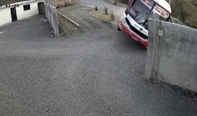 😱 ¡Impactante! Bus de la Coop. 22 de Julio choca contra hostal.