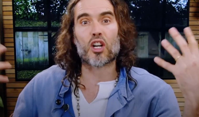 ¡Escándalo! Russell Brand acusado de abuso por 4 mujeres 🚨