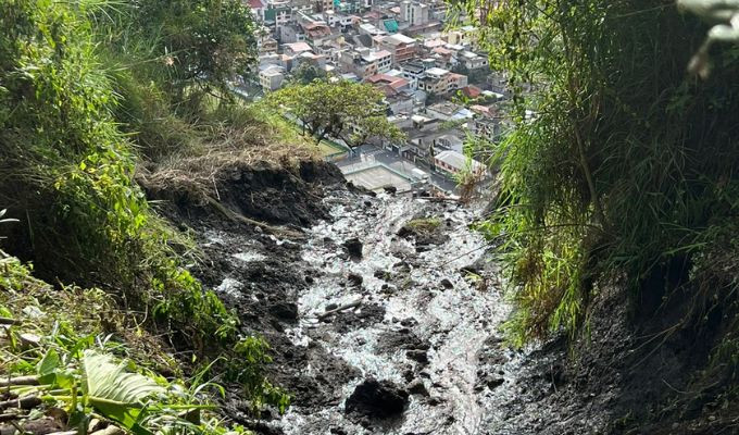 Realizan visita técnica tras deslizamientos en Baños de Agua Santa