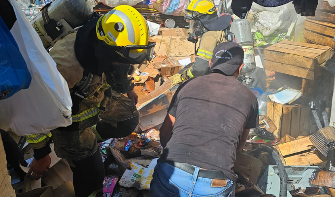 🚨🧯 Casa llena de material reciclable, devorada por llamas en Ambato.