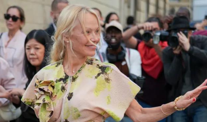 Pamela Anderson rompe estereotipos ¡Natural en la semana de la moda!