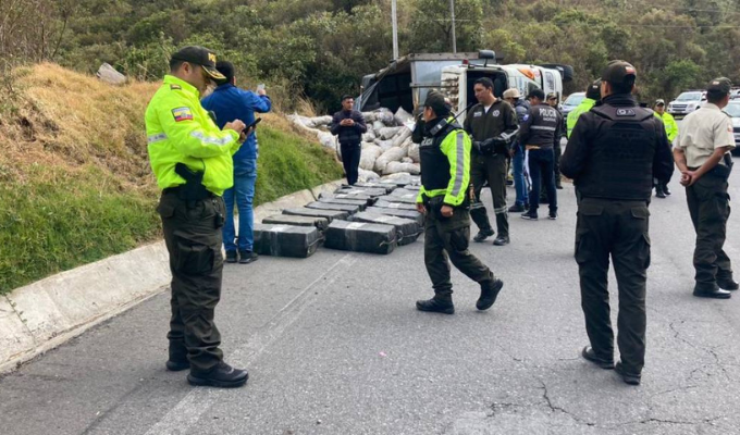 Volcadura en vía revela camión cargado con paquetes de droga