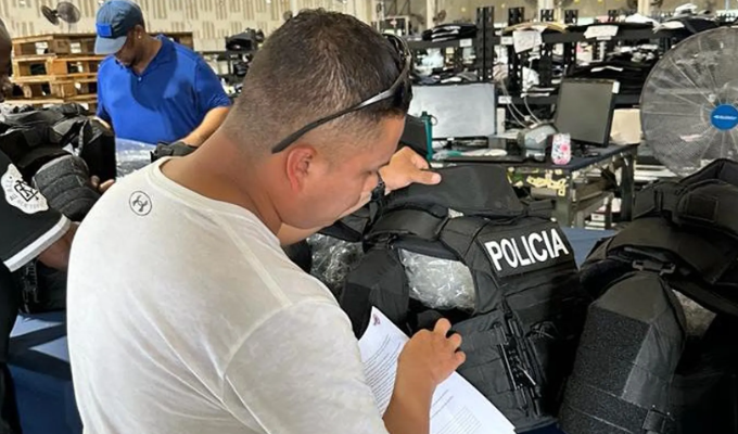 Protección Yanki Policía Nacional Recibe Equipamiento de EE.UU.
