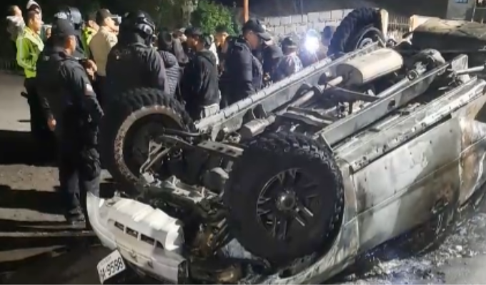 Vecinos Furiosos Incineran Vehículo de Falsos Vendedores