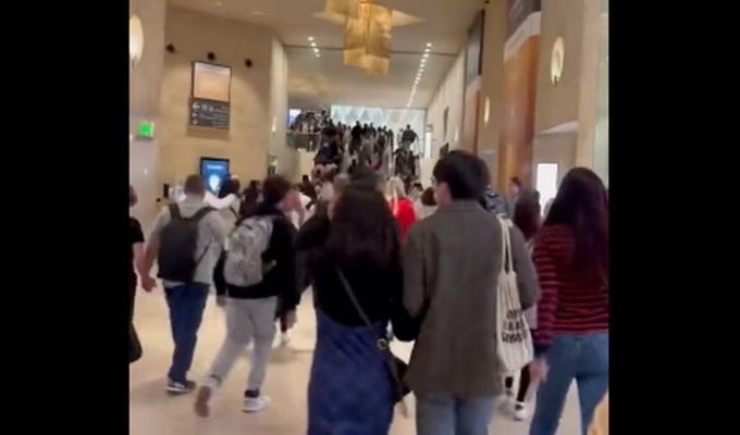 Pánico en París Evacuación masiva en el Louvre por amenaza de bomba