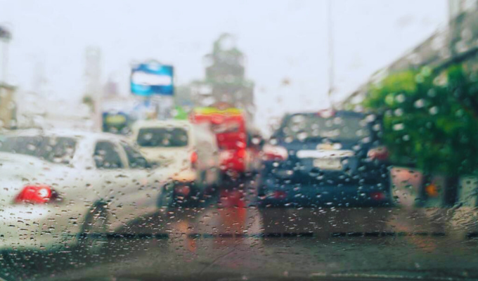 ¡Descubre las 8 claves para conducir en tráfico pesado y lluvia!
