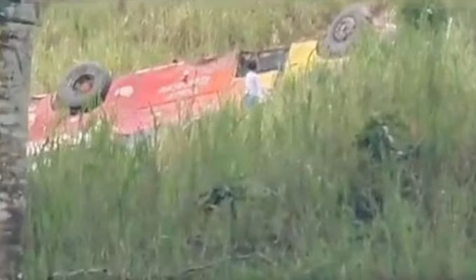 Bus de Pasajeros Cae a Barranco en Manabí en Tétrico Accidente