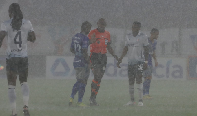 ⛈️ ¡Tormenta en Quito! Lluvia paraliza el clásico LDUQ vs. Emelec.