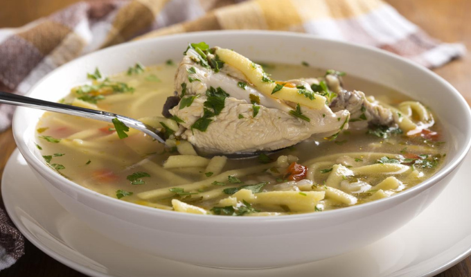Sopa de pollo el antiguo remedio contra los resfriados
