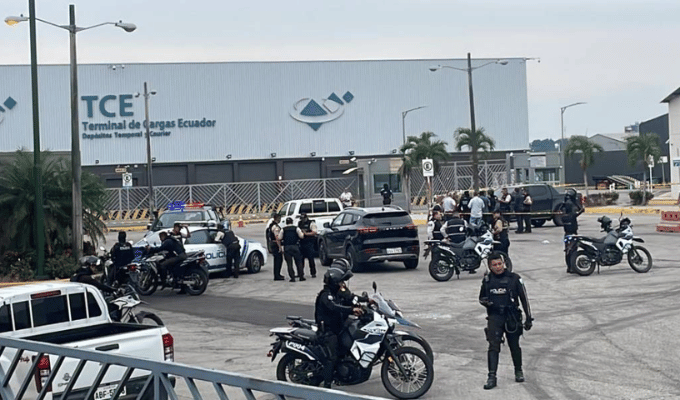¡Caos en Guayaquil! Asalto en aeropuerto deja un guardia muerto.