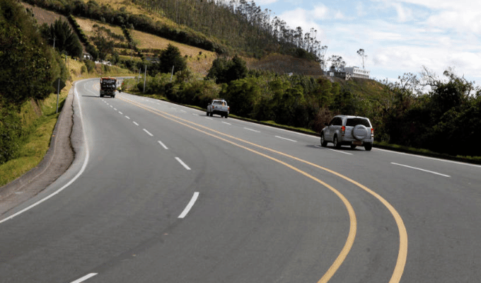 Vía Alóag paralizada Roca cae sobre vehículo y deja fallecidos