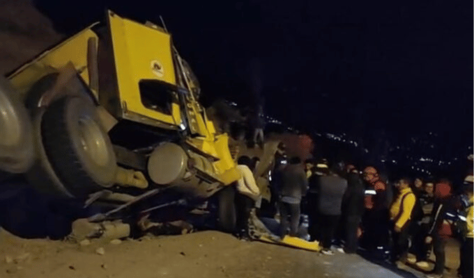 🚨 ¡Drama en la U de Chambag! Accidente deja saldo trágico 🚚
