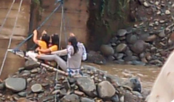 Niños en Bolívar arriesgan sus vidas en tarabita para estudiar