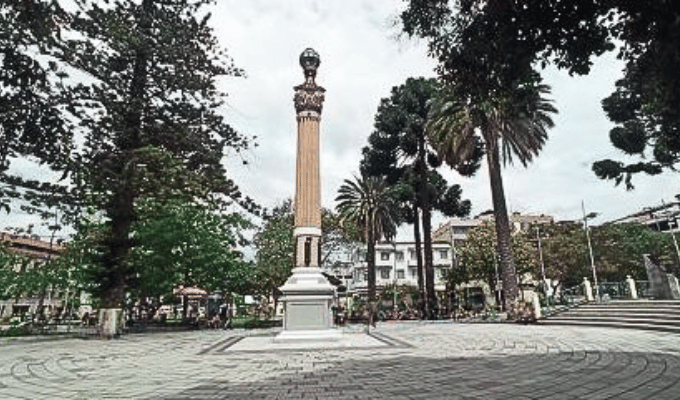 El Monumento del Parque 12 de Noviembre: Un Viaje en el Tiempo