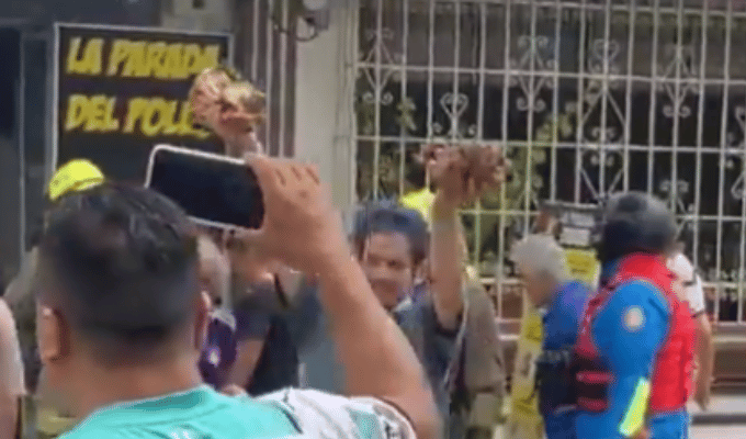 Saqueo Post-Explosión en Guayaquil: Ciudadanos Se Llevan Pollos