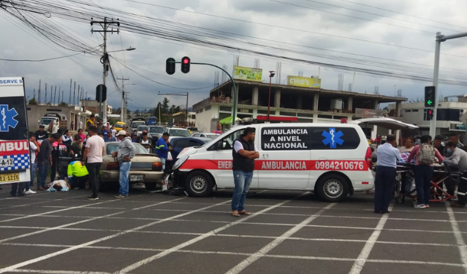 Accidente, ambulancia y vehículo, 4 mujeres y una niña heridas