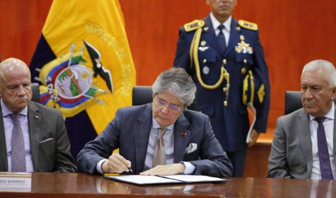 Lasso firma Reglamento de Uso Legítimo de la Fuerza