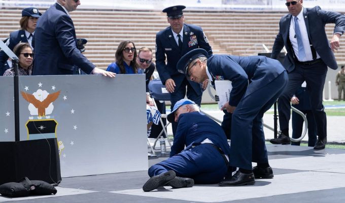 Biden cae en graduación de la Fuerza Aérea