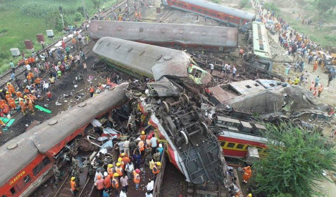 288 muertos en el peor accidente de trenes de India este siglo