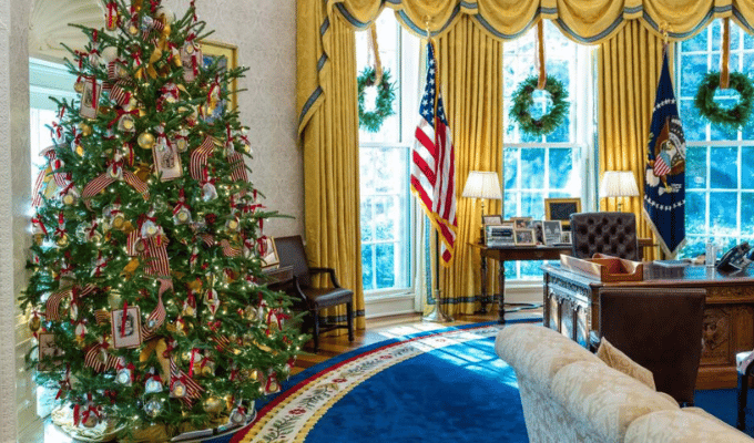 Vientos Navideños Alteran Tradiciones: Árbol de la Casa Blanca Sucumbe