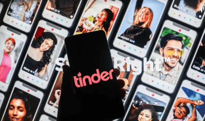 Amigos se Convierten en Cupido en la Última Actualización de Tinder