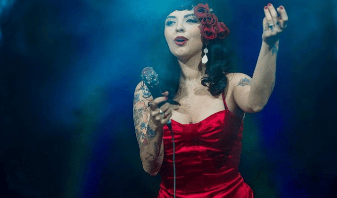 La Gira 'Autopoiética' de Mon Laferte Llega a Ecuador