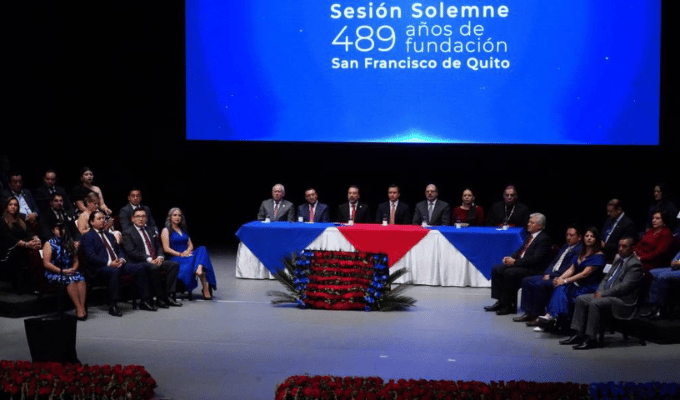 Condecoraciones y Reconocimientos Marcan la Sesión Solemne de Quito