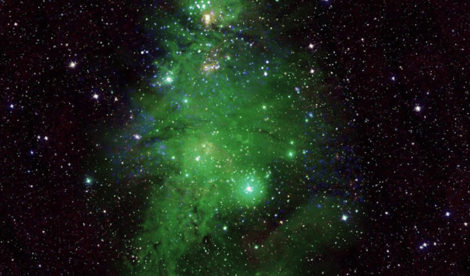 NASA Encuentra un Cúmulo Estelar Similar a un Árbol de Navidad