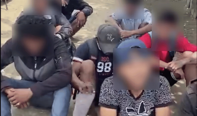 Sospechosos retenidos por la Policía cantan villancicos navideños