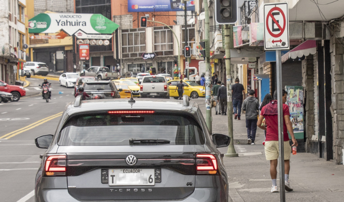 Desorden urbano en Ambato: La cultura del 'me vale' en las calles